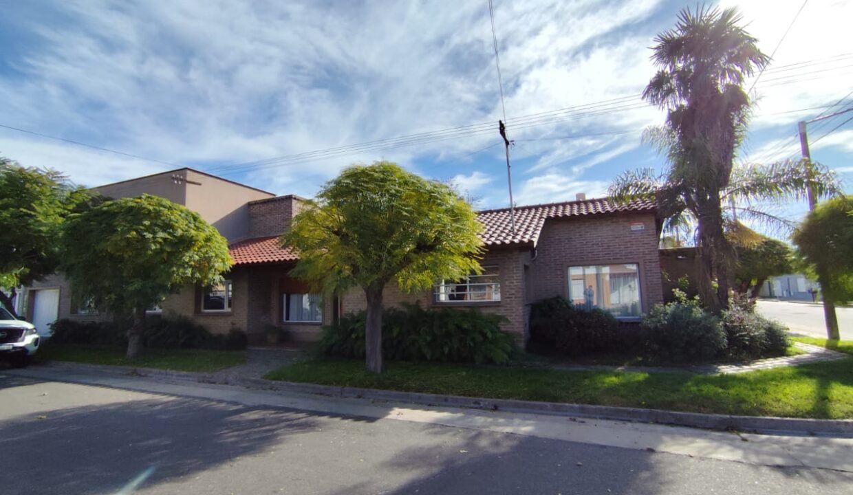 AMPLIA CASA + DOS DEPARTAMENTOS