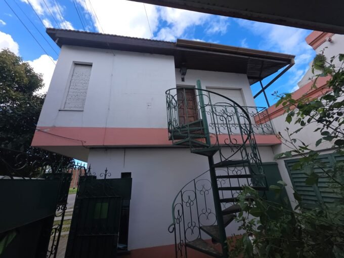 CASA CON DEPARTAMENTO. Ideal para reciclar.